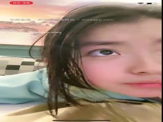 吐血推荐，还在就读高中的18岁娃娃音超级无敌嫩妹子，长得太标致太无敌可爱了，全身粉嫩，前凸后翘 干净白里透红的粉穴 (2)