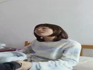 粗鲁姐夫开直播上了清纯小姨子；舔一下就出水，比你姐还骚(1)