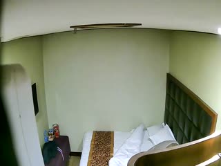 看起来挺老实的小青年艳福不浅旅店与吊钟大奶良家人妻少妇偷情叫的骚很激情颜射精子涂脸说美容的对白精彩