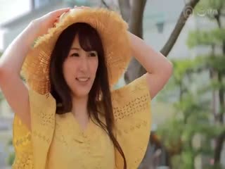 与两个人一起密集旋转的成人中出游览