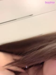 拥有逆天颜值的女神换上白色套装自慰！