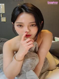 高颜值的漂亮女主播穿上紧身裤不停摸b诱惑！