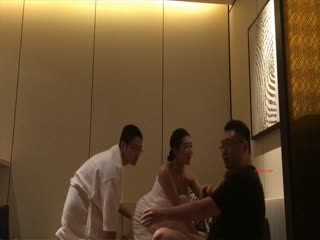 【国产淫乱群P】学院派性感气质大美女约漂亮女闺蜜和男友一起淫乱啪啪自拍,2女相互带着器具插b,男的在沙发上同事抽插2美女!